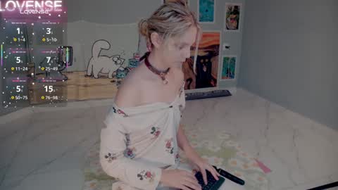 Snapshot of careful_i_bite chatting on September 19, 4:55 am NONA follow online show from September 19, 4:55 am