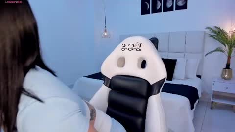 carly__lopez online show from June 19, 12:48 am
