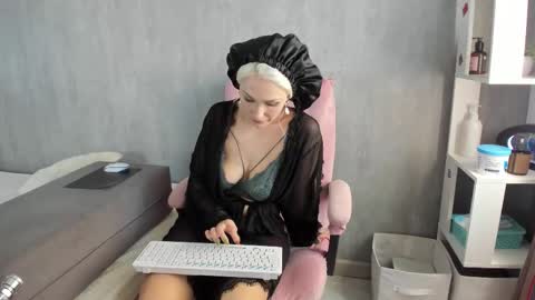 Snapshot of carol_may_ chatting on September 18, 5:50 am carol_may_ online show from September 18, 5:50 am
