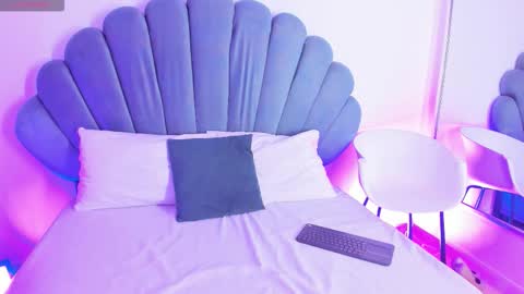 Carolain online show from October 4, 1:06 pm