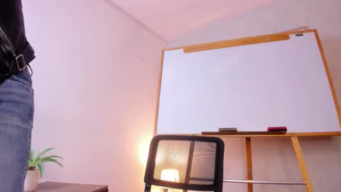  Caroline  online show from January 19, 10:33 am