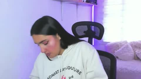 caroline_rodriguez_9 online show from December 15, 7:30 pm