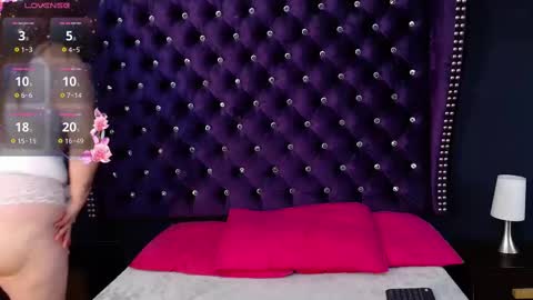 Snapshot of caroline_santana chatting on October 2, 12:54 pm CAROLINE online show from October 2, 12:54 pm
