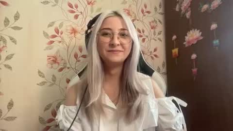 Mia online show from June 17, 10:27 am