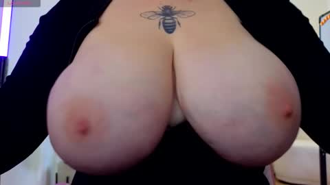 Snapshot of caseyrobbinss chatting on October 7, 7:02 am Casey Robbins online show from October 7, 7:02 am