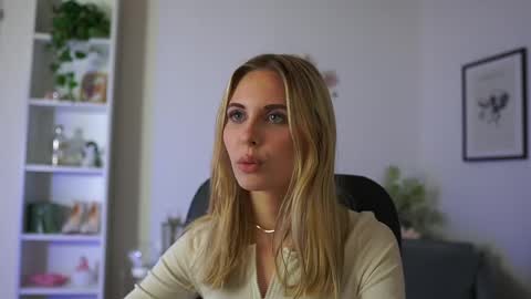 Snapshot of catecrago_ chatting on February 11, 2:02 pm catecrago online show from February 11, 2:02 pm