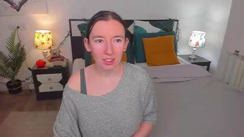 Snapshot of catherinewalls chatting on December 3, 1:17 am Catrin online show from December 3, 1:17 am