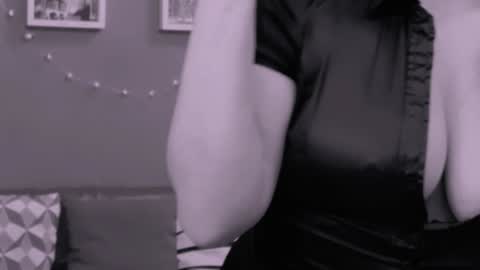 Snapshot of chantallovely chatting on December 29, 10:34 am The Queen online show from December 29, 10:34 am