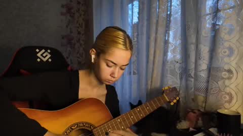 charleneschonert online show from November 4, 7:35 am