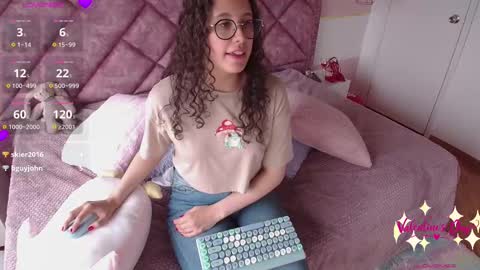 Snapshot of charlote__miller chatting on February 16, 8:55 pm You honey online show from February 16, 8:55 pm