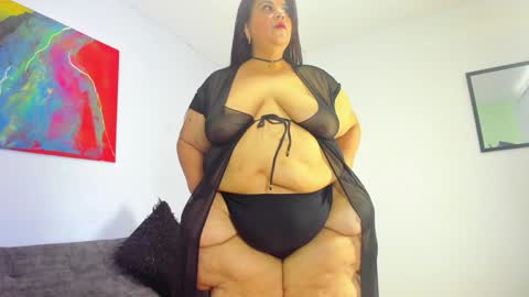 Snapshot of charlotte_curvy_ chatting on January 17, 8:11 pm Angelica Charlotte online show from January 17, 8:11 pm