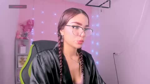 Snapshot of charlotteee_02 chatting on October 16, 3:42 am charlotteee online show from October 16, 3:42 am