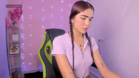 Snapshot of charlotteee_02 chatting on October 8, 4:17 am charlotteee online show from October 8, 4:17 am