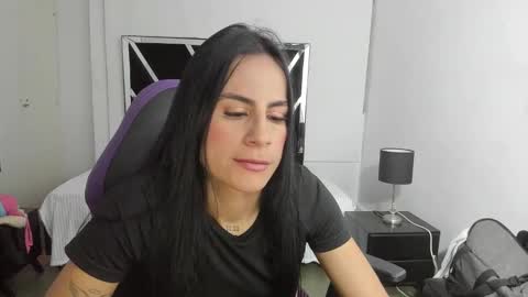 Snapshot of charlotthe_ee chatting on October 8, 7:40 pm online show from October 8, 7:40 pm