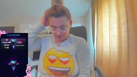 Snapshot of cherry_pie_69 chatting on March 12, 8:19 am mayra online show from March 12, 8:19 am