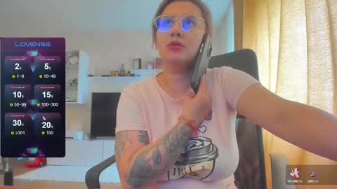 Snapshot of cherry_pie_69 chatting on March 2, 10:05 am mayra online show from March 2, 10:05 am