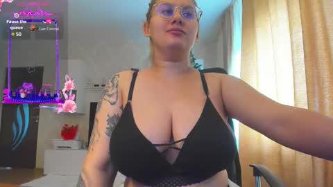 Snapshot of cherry_pie_69 chatting on December 9, 9:28 am mayra online show from December 9, 9:28 am