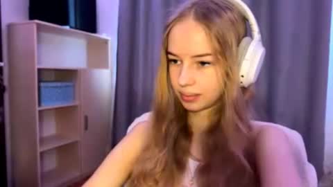 Evie online show from October 20, 9:45 am