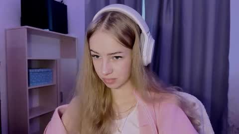 Evie online show from October 27, 9:27 am