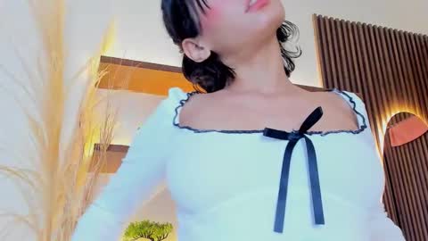 C H L O E  online show from December 22, 2:42 pm