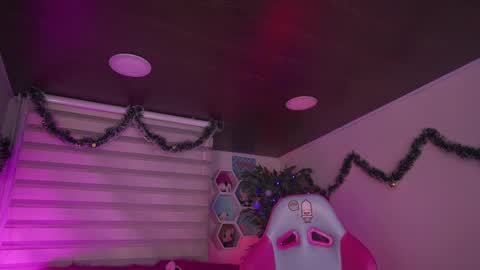 CLOE  online show from December 15, 10:59 pm