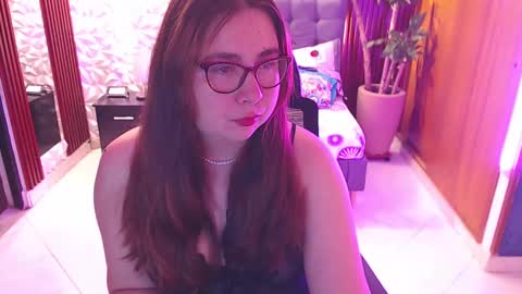 Snapshot of chloe_prg chatting on February 11, 3:18 am chloe_prg online show from February 11, 3:18 am