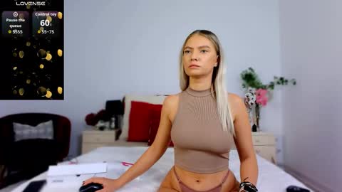 Snapshot of chloecheryy chatting on September 15, 4:32 am Chloe online show from September 15, 4:32 am