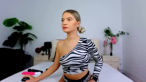Snapshot of chloecheryy chatting on October 7, 4:39 am Chloe online show from October 7, 4:39 am