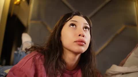 chloemin_ online show from March 3, 9:37 am