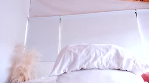 Mia online show from September 20, 5:44 pm