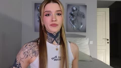 Snapshot of clarewoods chatting on October 6, 10:58 pm Sophie online show from October 6, 10:58 pm