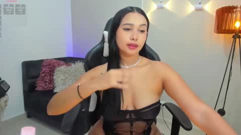 Snapshot of cloewilliamsxx chatting on December 7, 1:29 pm Cloe online show from December 7, 1:29 pm