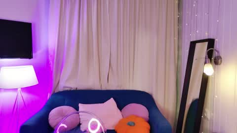 Mia online show from June 5, 9:43 pm