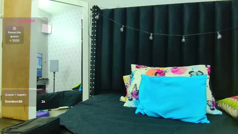 Snapshot of colombia_mommy_ chatting on February 14, 12:25 pm GRETCHEN online show from February 14, 12:25 pm