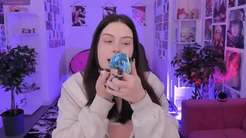 Snapshot of coralinekeyns chatting on October 20, 6:16 am little girl who is always right or Coraline online show from October 20, 6:16 am