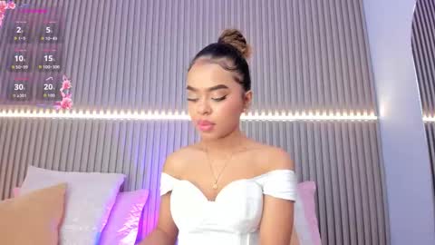 coralineross_ online show from October 6, 10:43 am