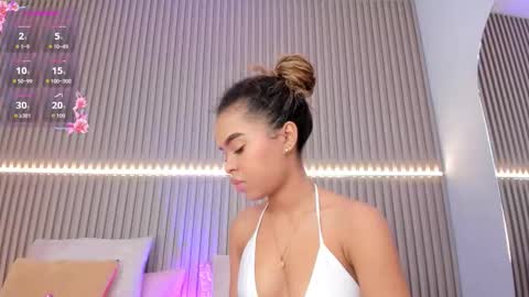 coralineross_ online show from September 30, 11:05 am