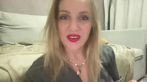 cosmo_blondiee online show from October 1, 4:56 pm