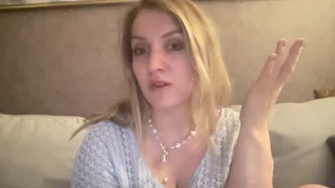 cosmo_blondiee online show from September 27, 8:38 pm