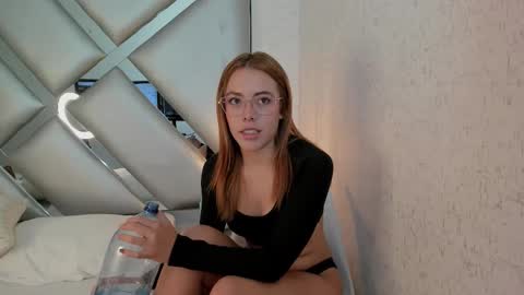 cristalevans_vc online show from October 4, 8:09 am