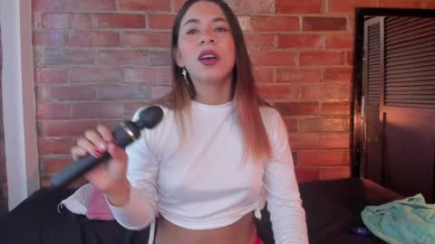 Snapshot of crystalvazquez chatting on December 8, 1:25 pm Soy Crystal online show from December 8, 1:25 pm
