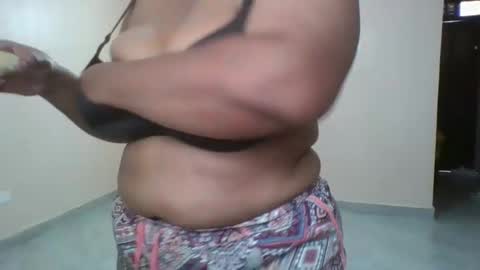 Snapshot of curvy_essie chatting on February 7, 8:01 am Essie online show from February 7, 8:01 am