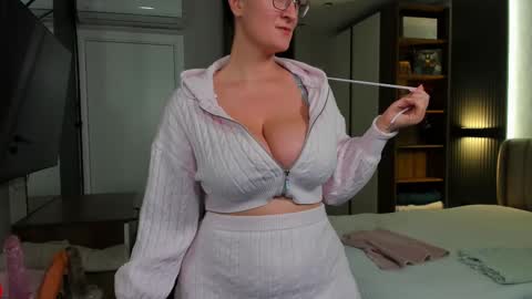 Snapshot of curvyjules69 chatting on February 12, 4:33 pm CurvyJules online show from February 12, 4:33 pm