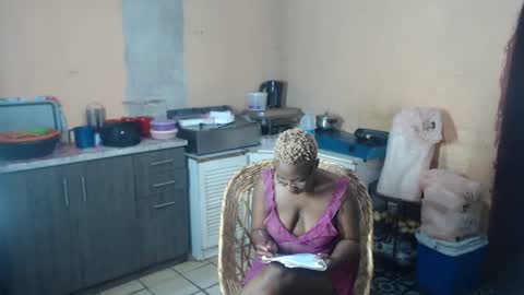 Snapshot of curvypear76x chatting on January 3, 6:57 pm curvypear76x online show from January 3, 6:57 pm