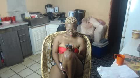 Snapshot of curvypear76x chatting on December 6, 7:11 pm curvypear76x online show from December 6, 7:11 pm
