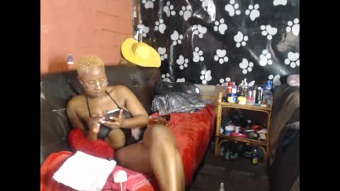 Snapshot of curvypear76x chatting on March 4, 12:12 pm curvypear76x online show from March 4, 12:12 pm