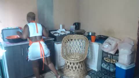 Snapshot of curvypear76x chatting on January 3, 8:32 am curvypear76x online show from January 3, 8:32 am