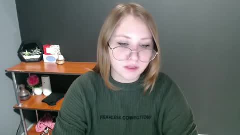 Snapshot of cute_minx chatting on January 9, 7:21 am Veronica online show from January 9, 7:21 am