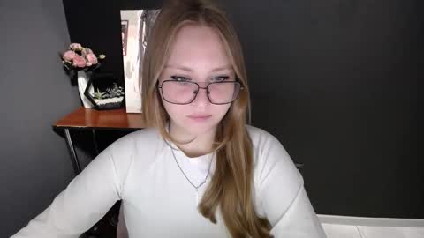 Snapshot of cute_minx chatting on October 6, 6:41 am Veronica online show from October 6, 6:41 am