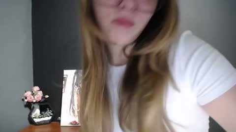 Snapshot of cute_minx chatting on October 16, 7:55 am Veronica online show from October 16, 7:55 am